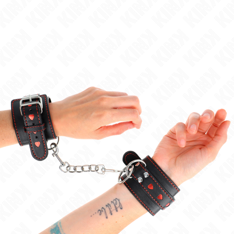 KINK - RESTRIÇÕES DE PULSO PRETAS COM INCRUSTAÇÃO DE CORAÇÃO VERMELHO AJUSTÁVEL 21-28 CM X 5,5 CM