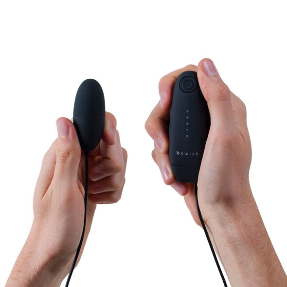 B SWISH - BNAUGHTY CLASSIC VIBRATING BULLET PRETO