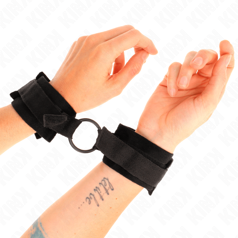 KINK - BEGINNER FUR HAND CUFFS 25 CM WITH O - RING 4 CM BLACK ADJUSTABLE 15 - 25 CM - Toys "n" Us
