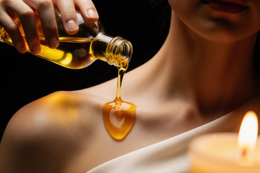 Aceite dorado cayendo sobre el hombro: guía de lubricantes y aceites de masaje
