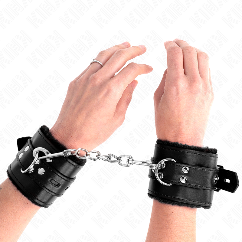 KINK - PULSEIRAS FORRADAS DE PELE COM FUROS QUADRADOS PRETO E CINTO PRETO AJUSTÁVEL 17-29 CM X 6 CM