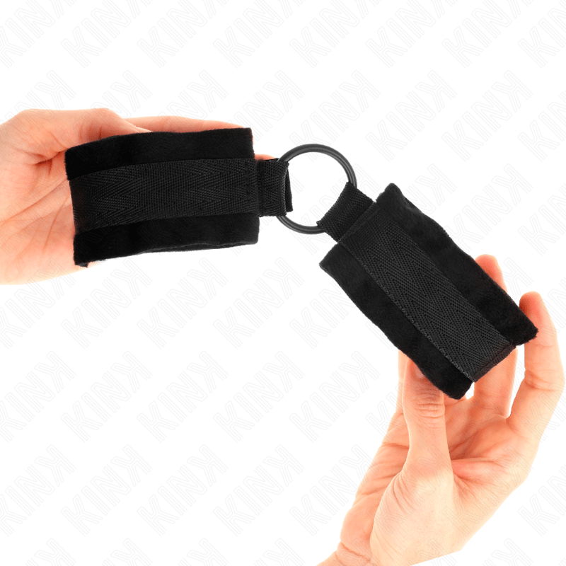 KINK - BEGINNER FUR HAND CUFFS 25 CM WITH O - RING 4 CM BLACK ADJUSTABLE 15 - 25 CM - Toys "n" Us