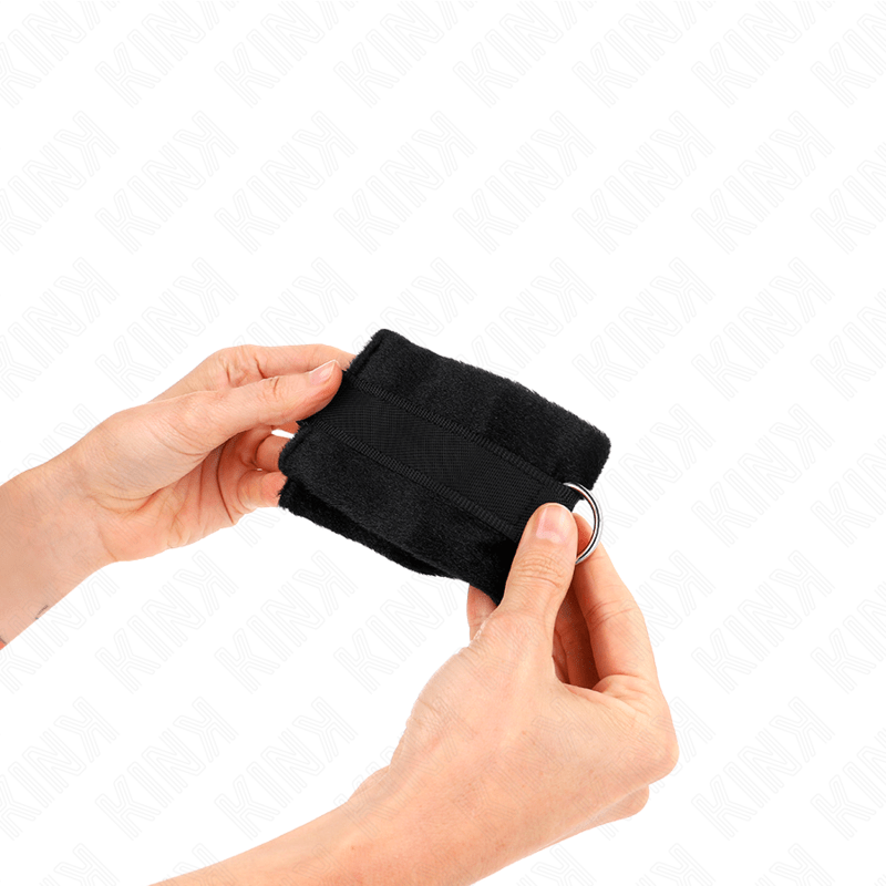 KINK - BEGINNER FUR HAND CUFFS BLACK 30 X 7 CM - Toys "n" Us
