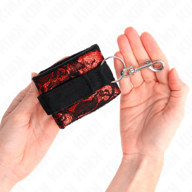 KINK - SCANDAL WRIST RESTRAINTS RED - BLACK - Toys "n" Us