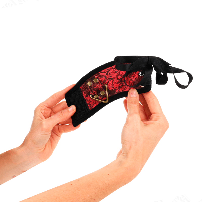 KINK - SCANDAL WRIST RESTRAINTS RED - BLACK LACE DETAILS 24.5 CM X 6.5 CM - Toys "n" Us